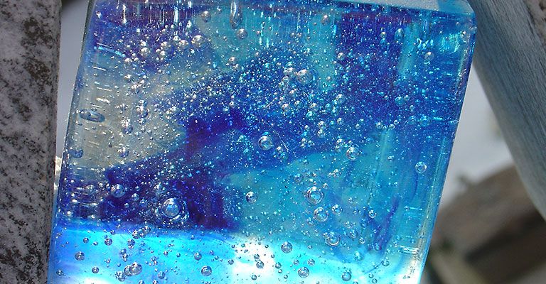 Blauer Glaskubus für Grabmalkunst