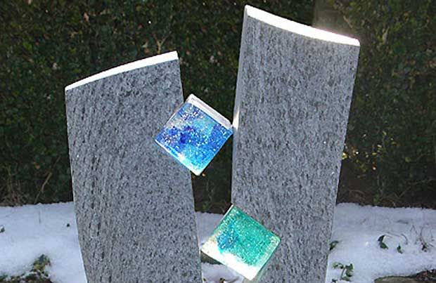 Grabmalkunst mit zwei Glaskuben