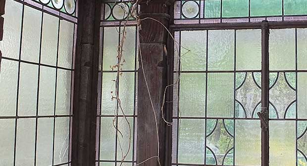Jugendstil-Bleiverglasung mit Butzen im Randfries