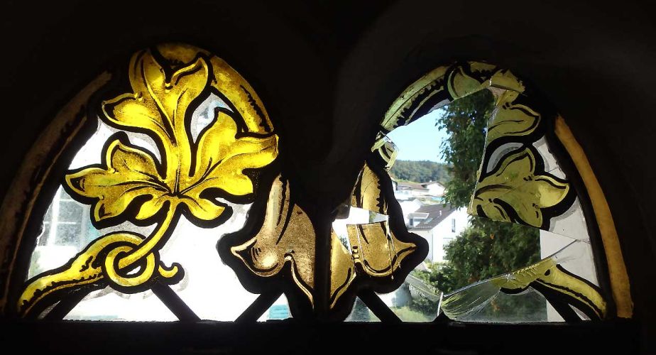 Defekte Glasmalerei in Kirchenfenster