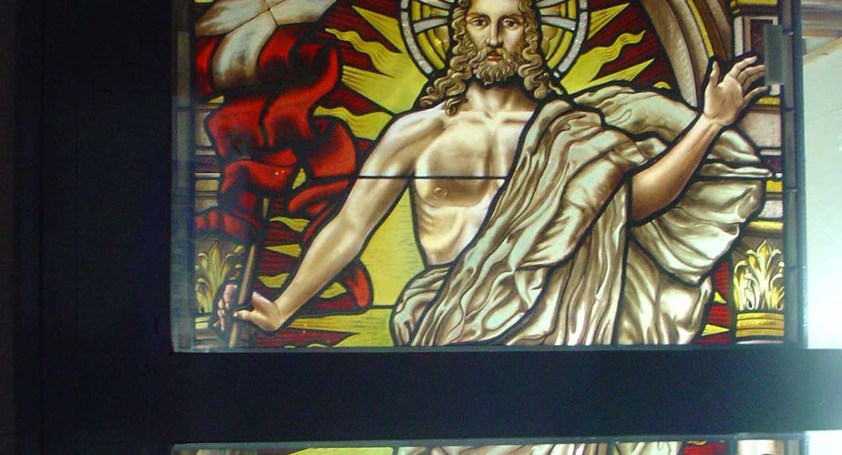 Restauriertes Kirchenfenster "Jesu Auferstehung"