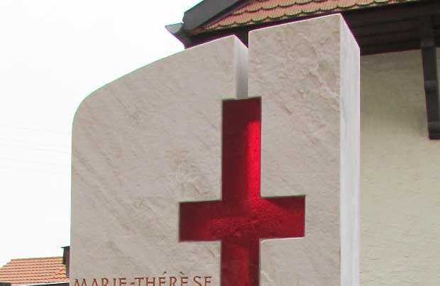 Grabmalkunst mit Schmelzglas, rotes Kreuz