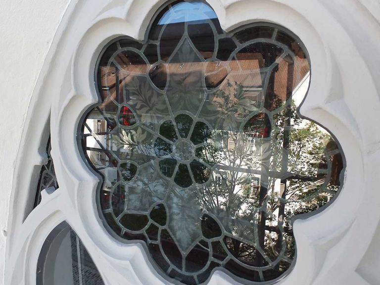 Sanierung Kirchenfenster-Rosette mit Schutzverglasungen