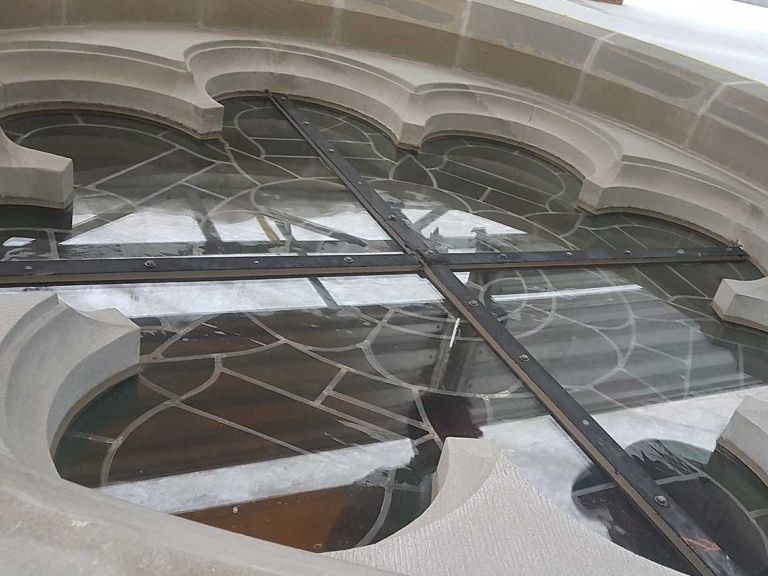 Sanierung Kirchenfenster-Rosette mit Schutzverglasungen