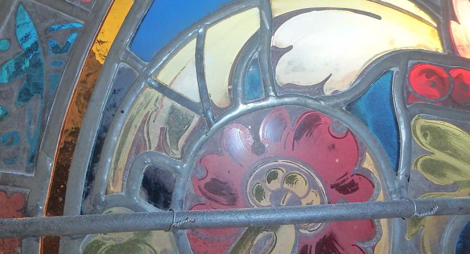 Windeisen zur Stabilisierung des Kirchenfensters