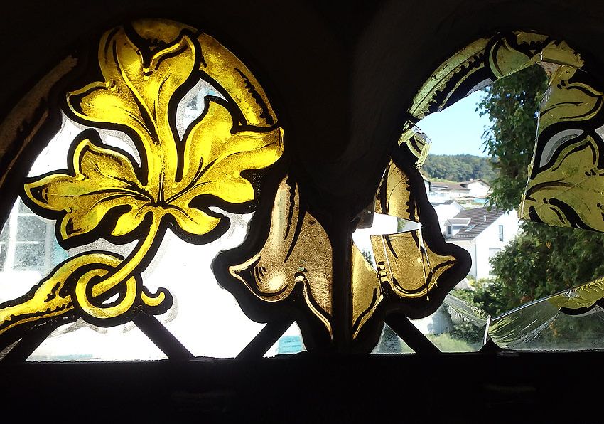 Defekte Glasmalerei in Kirchenfenster