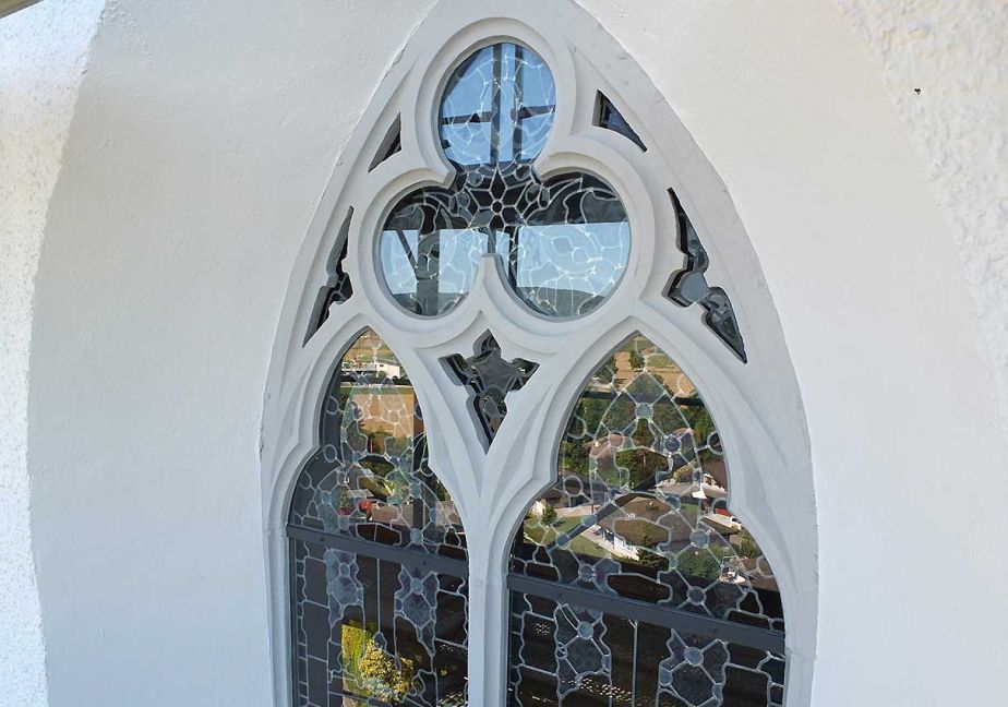 Sanierung Kirchenfenster mit Schutzverglasungen inklusive Spitzbogenverglasungen