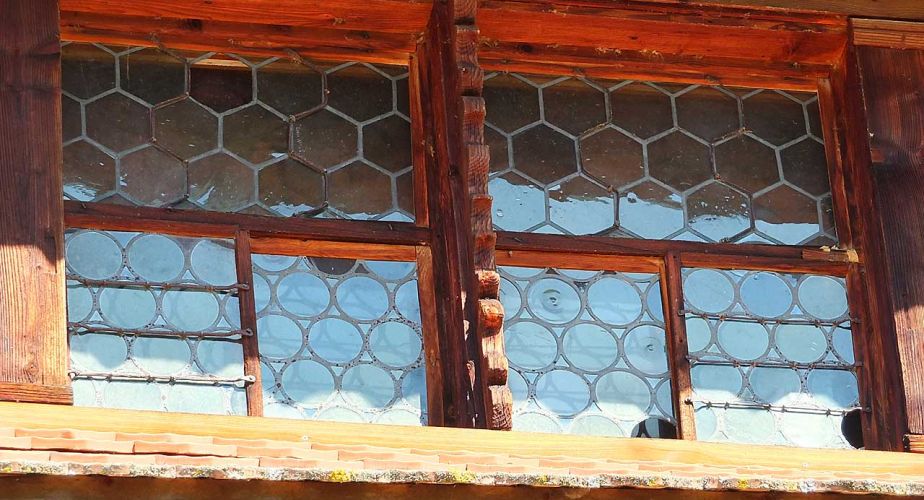 Antike Butzenverglasungen eingebaut in historische Holzrahmen