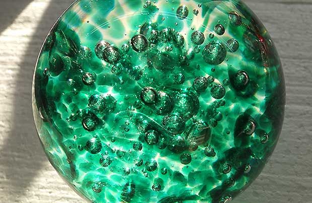 Glaskugel grün mit Luftblasen