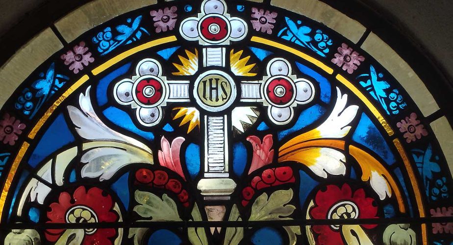 Restauriertes Kirchenfenster mit Glasmalerei