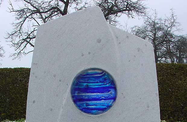 Grabmalkunst mit Schmelzglas