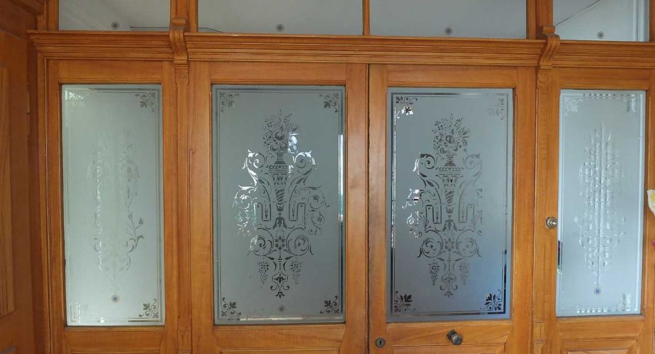 Sandstrahlmotiv auf Glas in Jugendstiltüren
