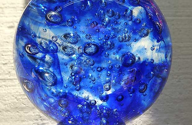 Glaskugel azur mit Luftblasen