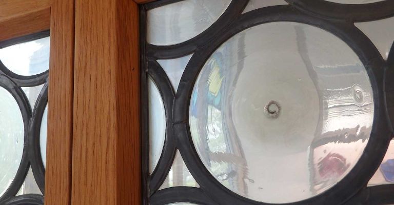 Butzenverglasung in Fensterrahmen eingebaut