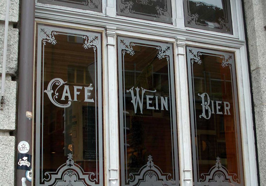 Sandstrahlbeschriftung auf Glas