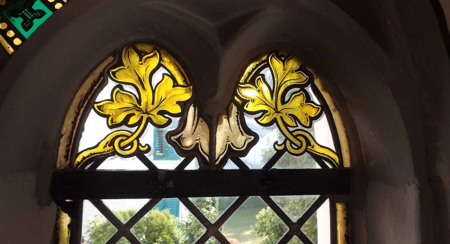 Fertig restaurierte Glasmalerei in Kirchenfenster